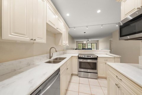 Condo in Belleair, Florida, 2 bedrooms  № 2208317 - photo 12