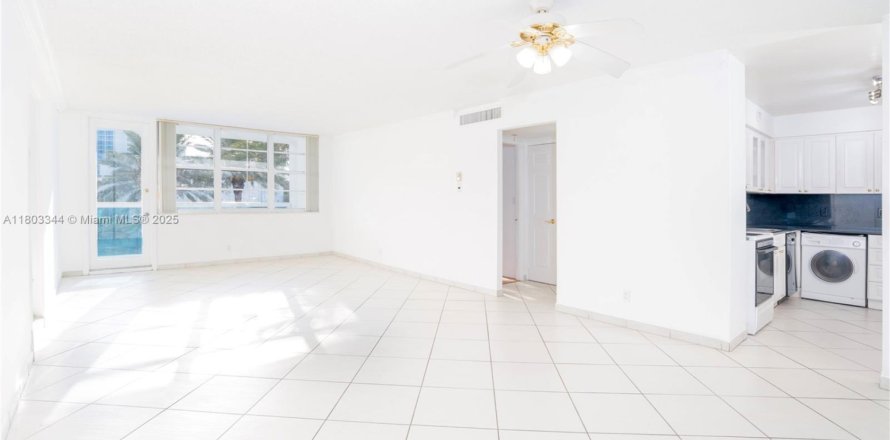 Condominio en Miami Beach, Florida, 2 dormitorios № 1936848