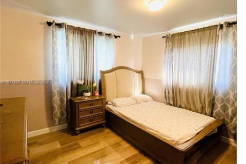 Casa en alquiler en Pembroke Pines, Florida, 4 dormitorios, 107.86 m2 № 2064276 - foto 7