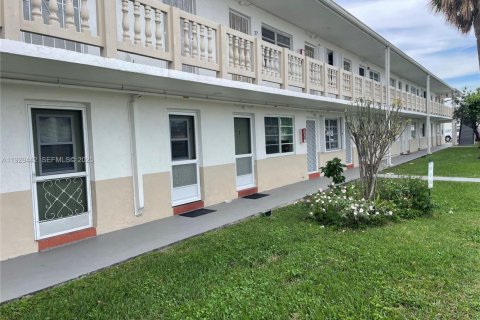 Купить кондоминиум в Майами-Гарденс, Флорида 1 спальня, 77.67м2, № 1987777 - фото 1