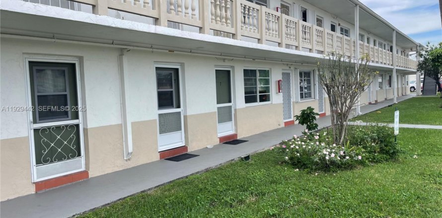 Кондоминиум с 1 спальней в Майами-Гарденс, Флорида № 1987777