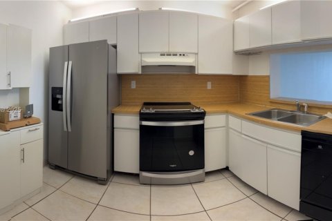 Condominio en alquiler en Miami Beach, Florida, 1 dormitorio, 78.78 m2 № 2012362 - foto 5