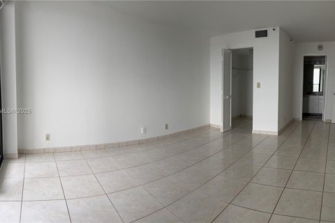 Condominio en alquiler en Miami Beach, Florida, 1 dormitorio, 78.78 m2 № 2012362 - foto 2