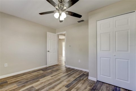 House in New Port Richey, Florida 3 bedrooms, 162.58 sq.m. № 2206764 - photo 12