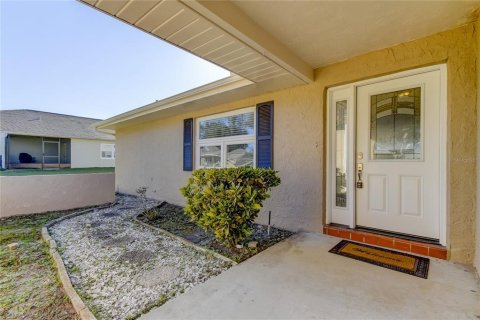 House in New Port Richey, Florida 3 bedrooms, 162.58 sq.m. № 2206764 - photo 2
