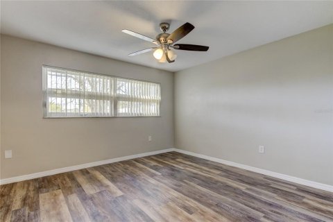 House in New Port Richey, Florida 3 bedrooms, 162.58 sq.m. № 2206764 - photo 13