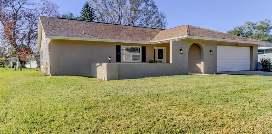 House in New Port Richey, Florida 3 bedrooms, 162.58 sq.m. № 2206764
