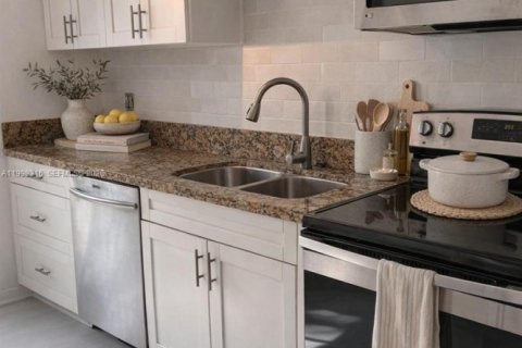 House in Hollywood, Florida 3 bedrooms, 122.54 sq.m. № 2063591 - photo 3