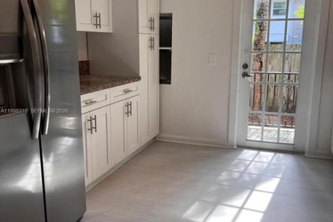 House in Hollywood, Florida 3 bedrooms, 122.54 sq.m. № 2063591 - photo 2