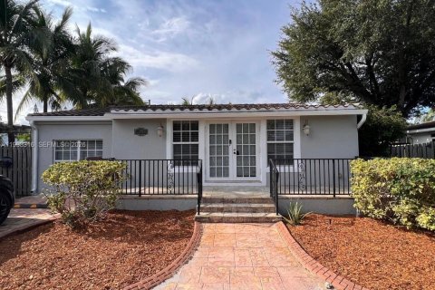 House in Hollywood, Florida 3 bedrooms, 122.54 sq.m. № 2063591