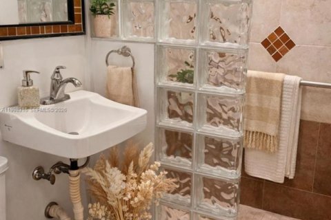 House in Hollywood, Florida 3 bedrooms, 122.54 sq.m. № 2063591 - photo 9