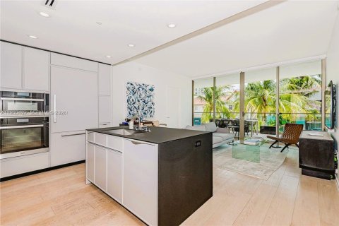 Condo in Miami Beach, Florida, 2 bedrooms  № 2010259 - photo 2