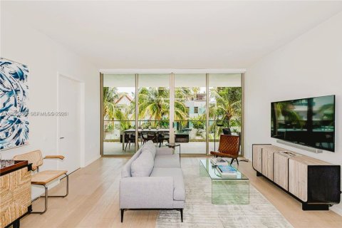 Condo in Miami Beach, Florida, 2 bedrooms  № 2010259 - photo 3