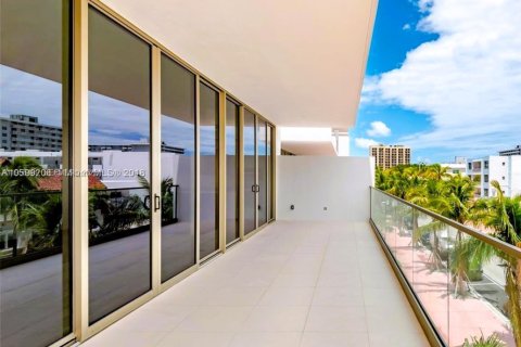 Condo in Miami Beach, Florida, 2 bedrooms  № 2010259 - photo 13