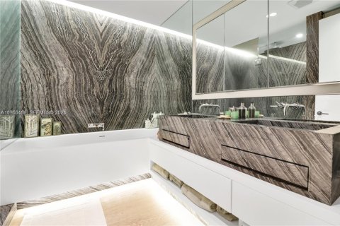 Condo in Miami Beach, Florida, 2 bedrooms  № 2010259 - photo 6