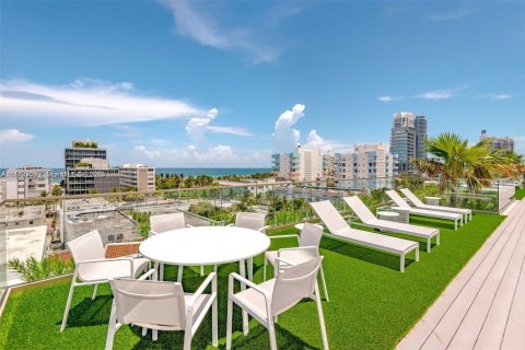 Condo in Miami Beach, Florida, 2 bedrooms  № 2010259 - photo 18
