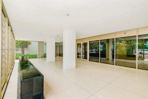 Condo in Miami Beach, Florida, 2 bedrooms  № 2010259 - photo 21