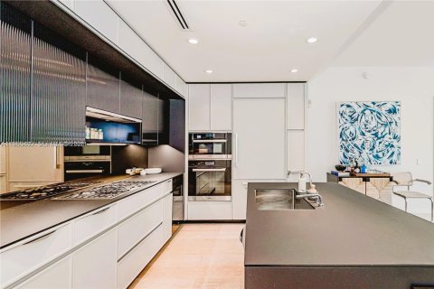 Condo in Miami Beach, Florida, 2 bedrooms  № 2010259 - photo 11
