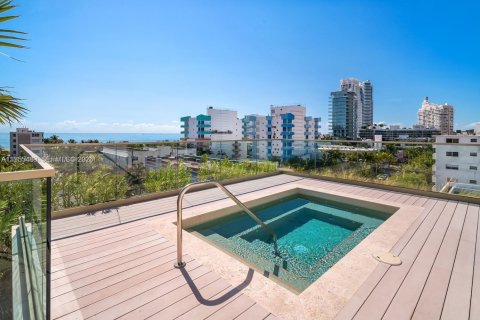 Condo in Miami Beach, Florida, 2 bedrooms  № 2010259 - photo 19