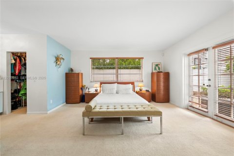 House in Miami Beach, Florida 5 bedrooms, 247.4 sq.m. № 2085511 - photo 24
