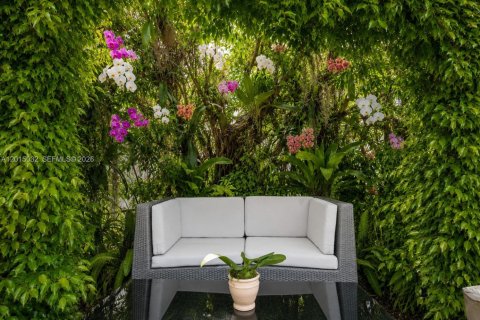 House in Miami Beach, Florida 5 bedrooms, 247.4 sq.m. № 2085511 - photo 9
