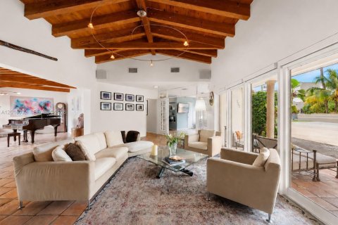 House in Miami Beach, Florida 5 bedrooms, 247.4 sq.m. № 2085511 - photo 12