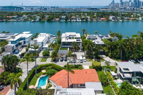 House in Miami Beach, Florida 5 bedrooms, 247.4 sq.m. № 2085511 - photo 8