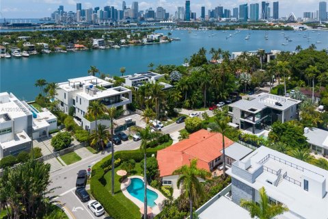 House in Miami Beach, Florida 5 bedrooms, 247.4 sq.m. № 2085511 - photo 10