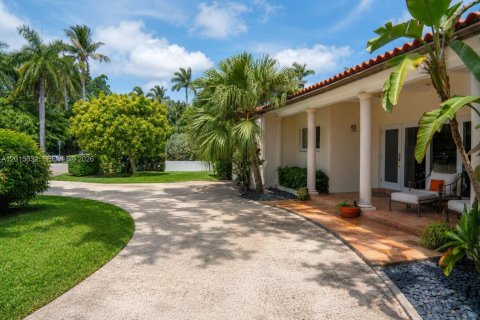 House in Miami Beach, Florida 5 bedrooms, 247.4 sq.m. № 2085511 - photo 11