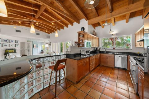House in Miami Beach, Florida 5 bedrooms, 247.4 sq.m. № 2085511 - photo 15