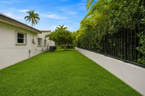 House in Miami Beach, Florida 5 bedrooms, 247.4 sq.m. № 2085511 - photo 22