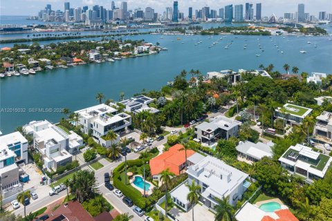 House in Miami Beach, Florida 5 bedrooms, 247.4 sq.m. № 2085511 - photo 4