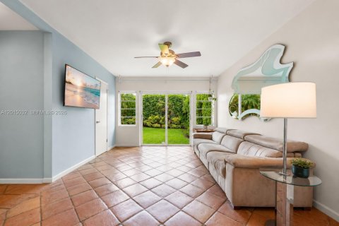 House in Miami Beach, Florida 5 bedrooms, 247.4 sq.m. № 2085511 - photo 18