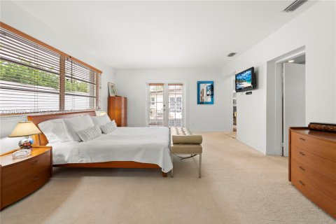 House in Miami Beach, Florida 5 bedrooms, 247.4 sq.m. № 2085511 - photo 25