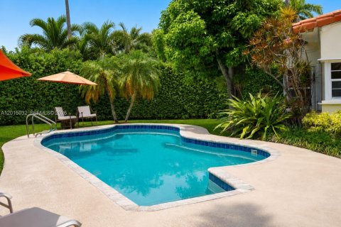 House in Miami Beach, Florida 5 bedrooms, 247.4 sq.m. № 2085511 - photo 3