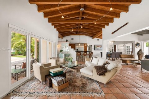 House in Miami Beach, Florida 5 bedrooms, 247.4 sq.m. № 2085511 - photo 13