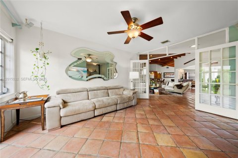 House in Miami Beach, Florida 5 bedrooms, 247.4 sq.m. № 2085511 - photo 19