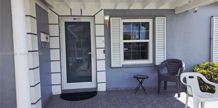 Дом в Майами, Флорида 3 спальни, 105.63м2 № 2068411