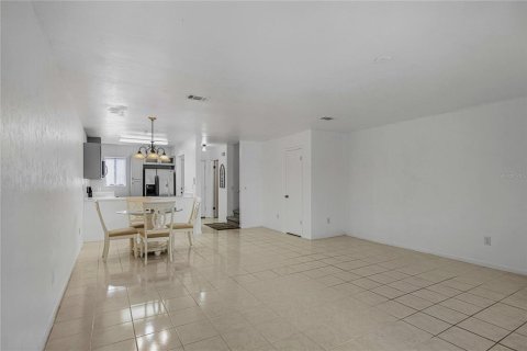 Townhouse in Gainesville, Florida 2 bedrooms, 115.57 sq.m. № 2384268 - photo 14