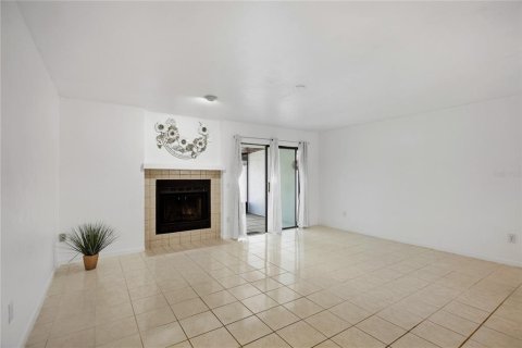 Townhouse in Gainesville, Florida 2 bedrooms, 115.57 sq.m. № 2384268 - photo 12