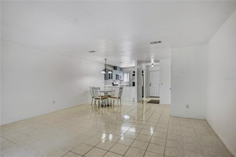 Townhouse in Gainesville, Florida 2 bedrooms, 115.57 sq.m. № 2384268 - photo 15