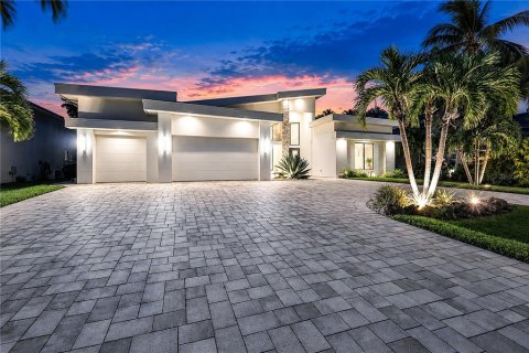 Casa en Cape Coral, Florida 3 dormitorios, 273.41 m2 № 2374043