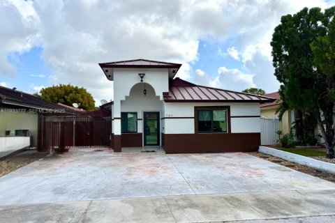 House in Hialeah, Florida 3 bedrooms, 134.8 sq.m. № 1992630 - photo 1