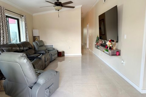 House in Hialeah, Florida 3 bedrooms, 134.8 sq.m. № 1992630 - photo 5