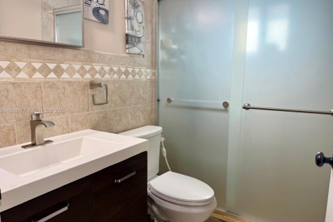 House in Hialeah, Florida 3 bedrooms, 134.8 sq.m. № 1992630 - photo 7