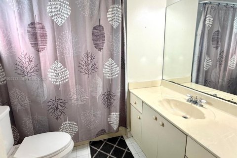 House in Hialeah, Florida 3 bedrooms, 134.8 sq.m. № 1992630 - photo 10