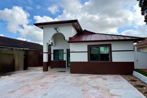 House in Hialeah, Florida 3 bedrooms, 134.8 sq.m. № 1992630 - photo 2
