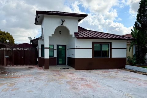 House in Hialeah, Florida 3 bedrooms, 134.8 sq.m. № 1992630 - photo 3