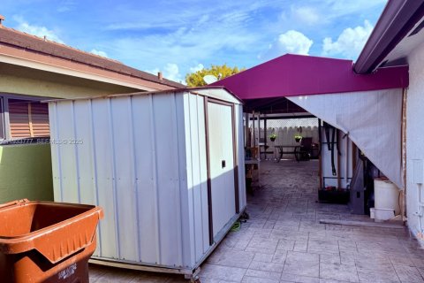 House in Hialeah, Florida 3 bedrooms, 134.8 sq.m. № 1992630 - photo 13