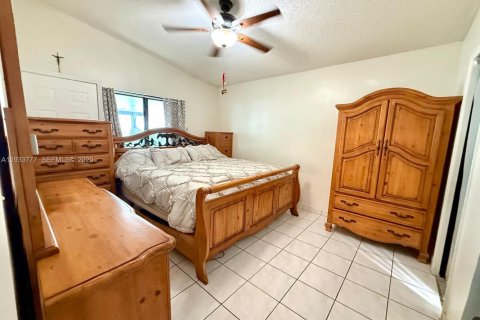 House in Hialeah, Florida 3 bedrooms, 134.8 sq.m. № 1992630 - photo 9